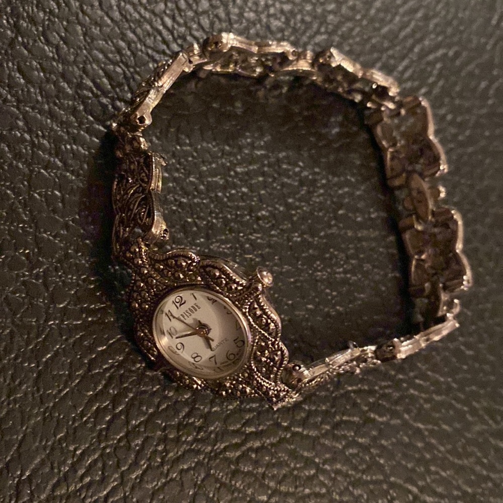Episode Silver vintage Ladies Wrist Watch round  face filigree unique chain face